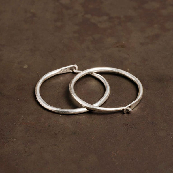 WERKSTATT MUNCHEN Thin Hammer Hoop Earrings M4512 PWM10